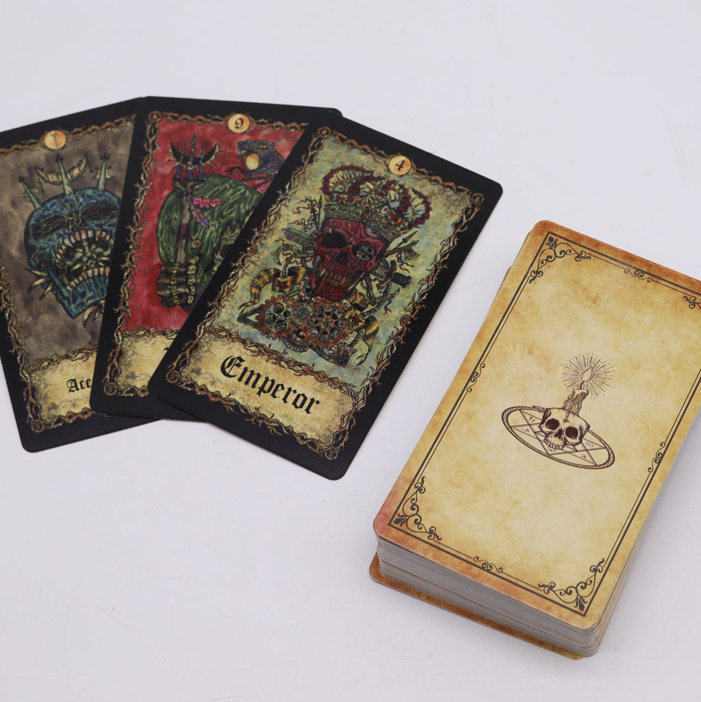 Tarot-kortit opaskirjalla – Requiem Arcana