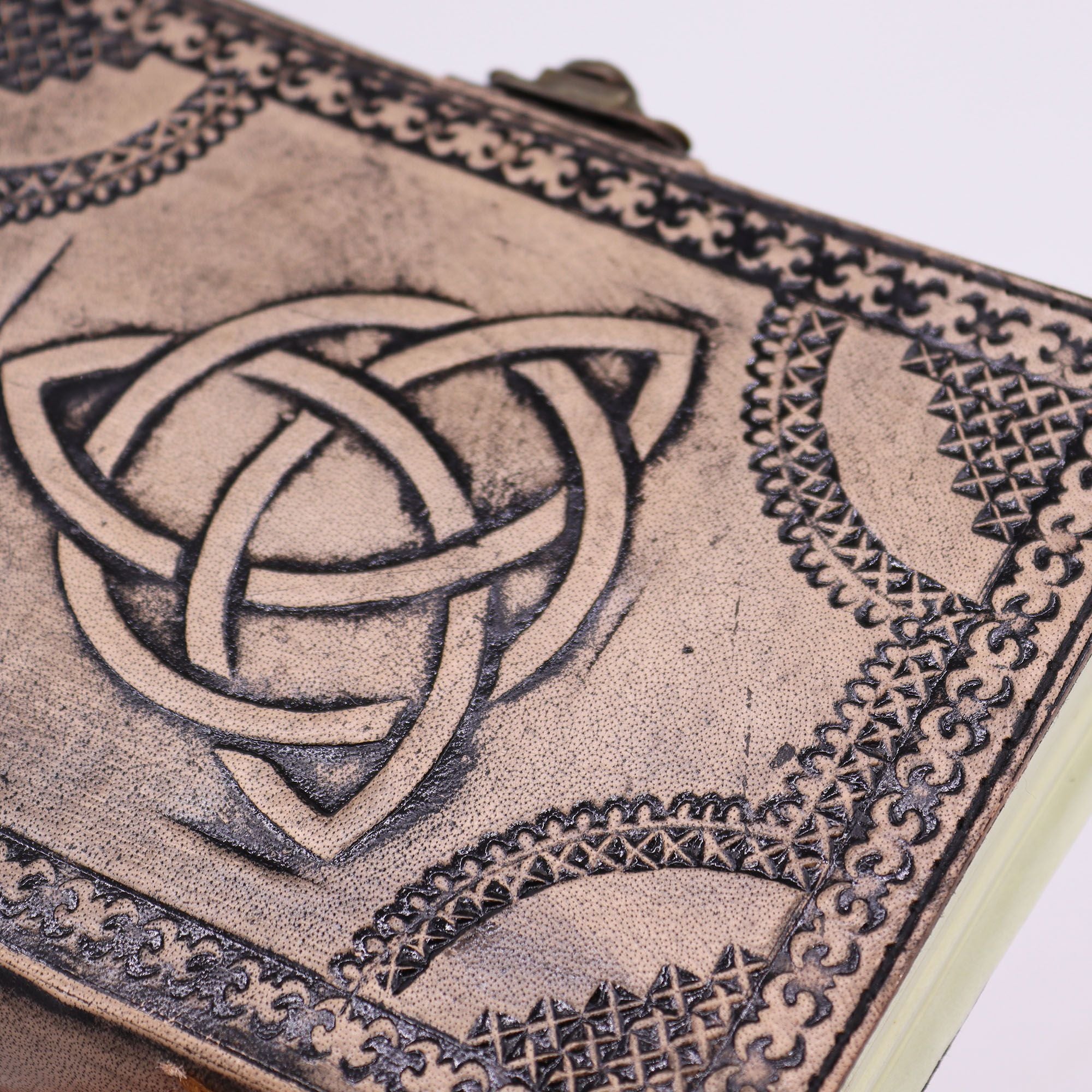 Triquetra-esoteerinen muistikirja – Punainen, 200 sivua, 17,5x12,5 cm